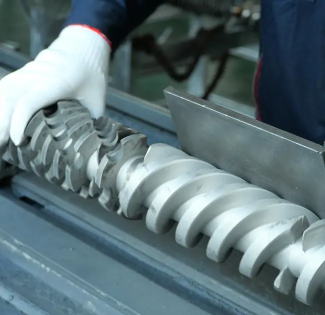 Почему в экструдере постоянно появляются черные линии? Эта статья научит вас, как быстро определить, вызвано ли это проблемой со стволом или винтом.